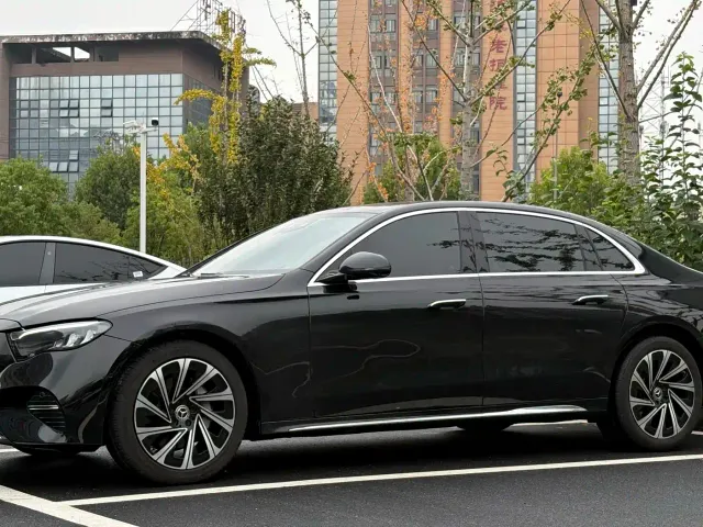 Фотография автомобиля — Mercedes-Benz E-Class