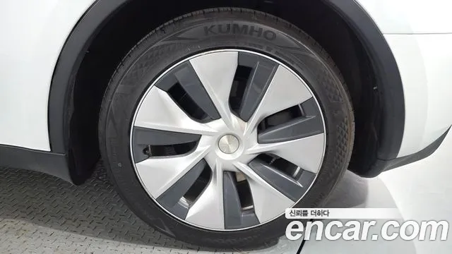 Tesla Model Y — Фото автомобиля 6