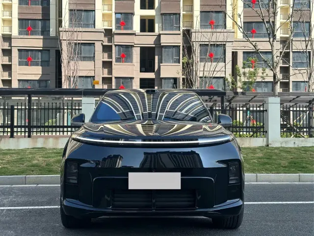 Li Auto L8 — Фото автомобиля 2