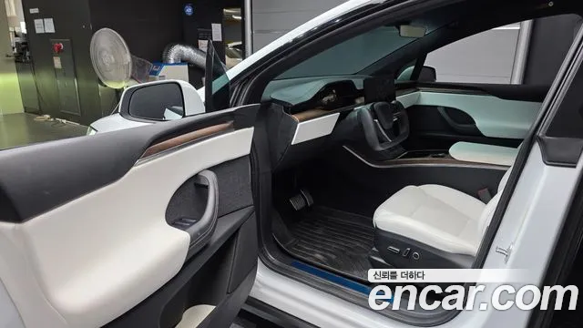 Tesla Model X — Фото автомобиля 10
