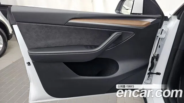 Tesla Model Y — Фото автомобиля 13