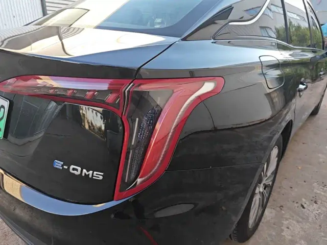 Hongqi E-QM5 — Фото автомобиля 7