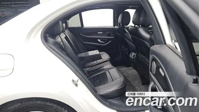 Mercedes-Benz E-Class — Фото автомобиля 11