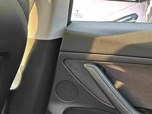 Tesla Model 3 — Фото автомобиля 14