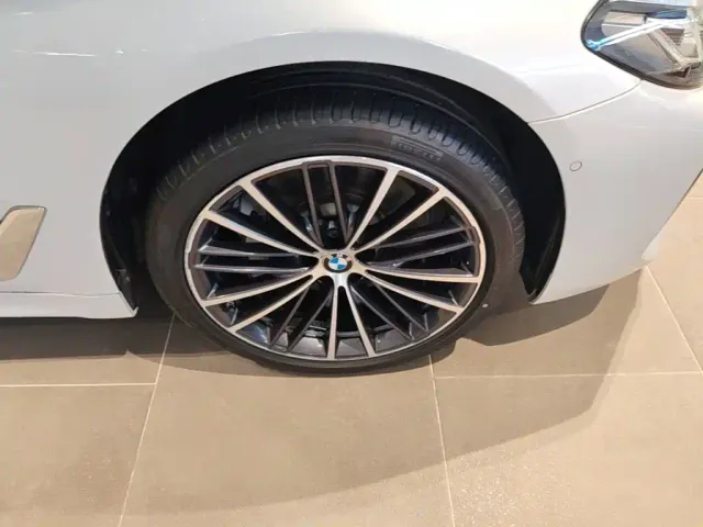 BMW 5 Series — Фото автомобиля 11