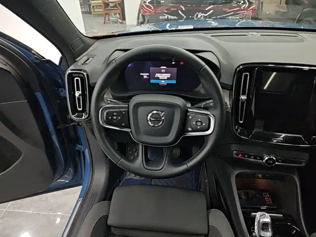 Volvo XC40 — Фото автомобиля 10