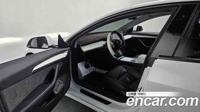 Tesla Model 3 — Фото автомобиля 9