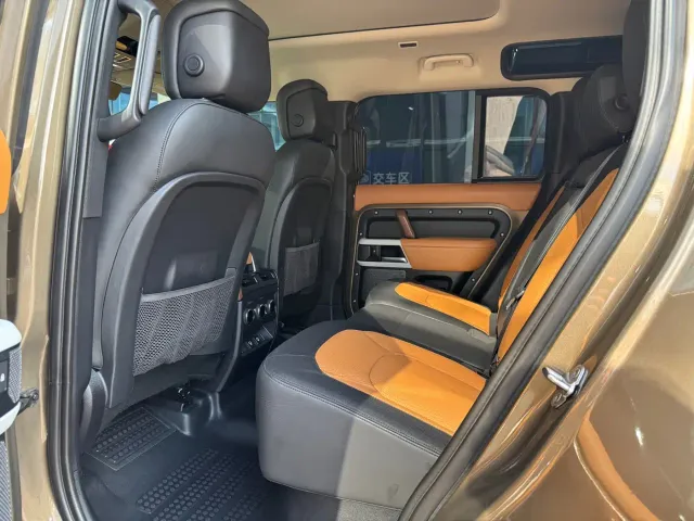 Land Rover Defender — Фото автомобиля 8