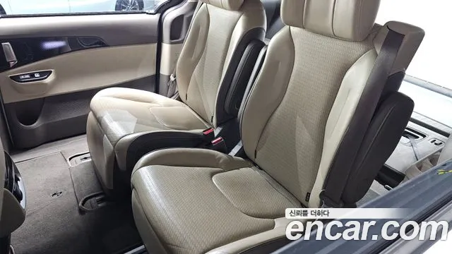 Kia Carnival Generation 4 — Фото автомобиля 30