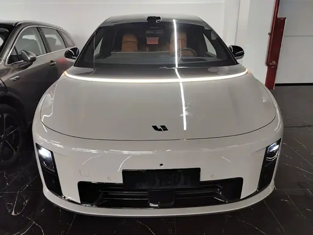 Li Auto i8 — Фото автомобиля 2