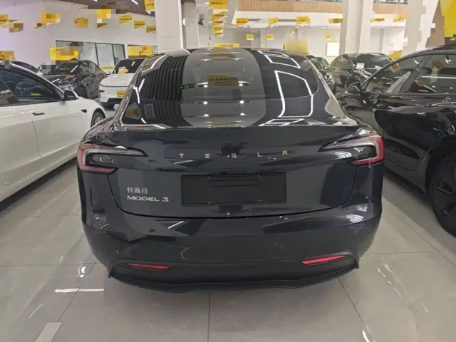Tesla Model 3 — Фото автомобиля 5