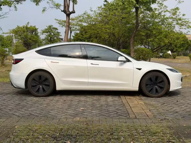 Tesla Model 3 — Фото автомобиля 4