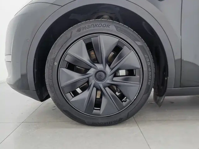 Tesla Model Y — Фото автомобиля 17