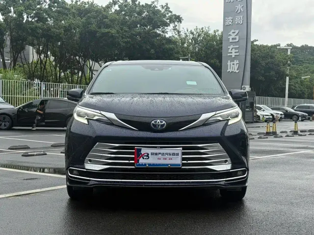 Toyota Sienna — Фото автомобиля 5