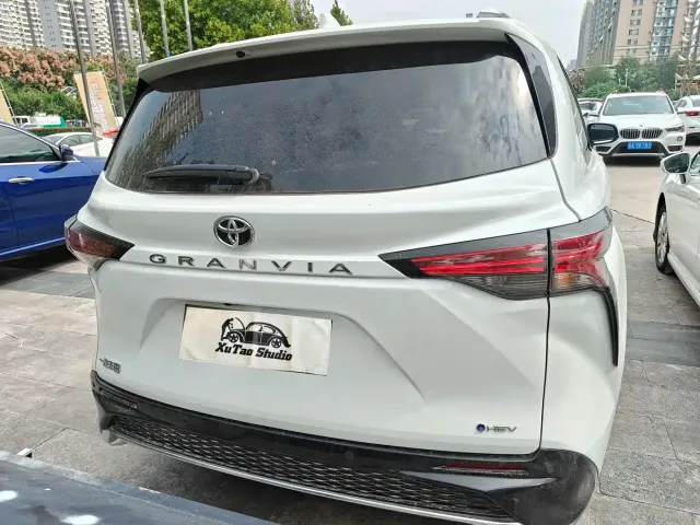 Toyota Granvia 2024 2.5L Hybrid Supreme ULTRA — Фото автомобиля 10