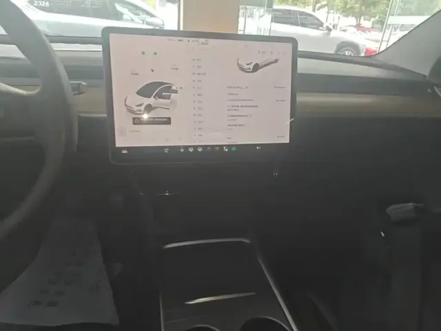 Tesla Model 3 — Фото автомобиля 12
