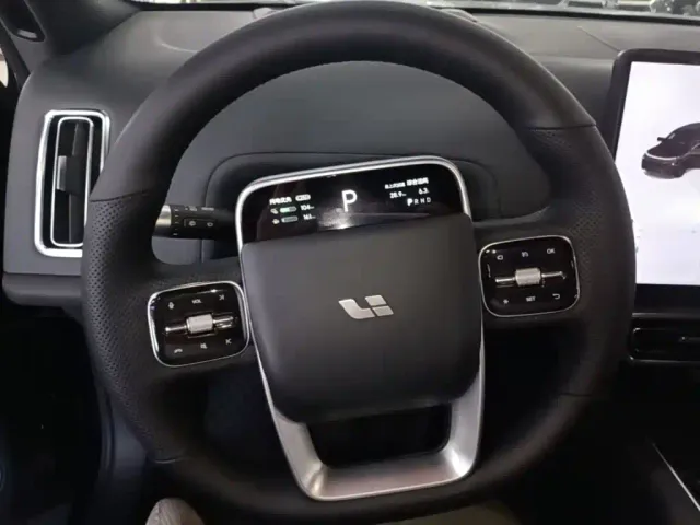 Li Auto L8 — Фото автомобиля 10
