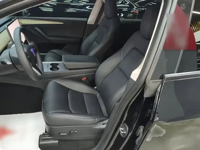 Tesla Model Y — Фото автомобиля 14