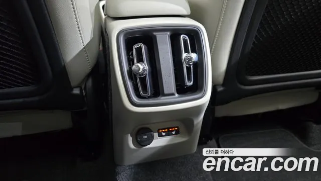 Volvo XC40 — Фото автомобиля 30
