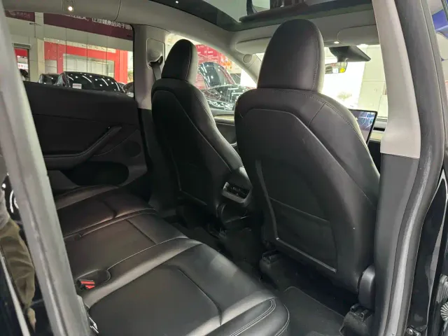 Tesla Model Y — Фото автомобиля 16