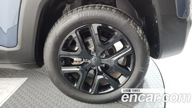 Jeep Renegade — Фото автомобиля 18