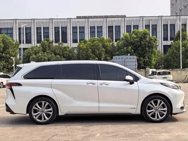 Toyota Sienna — Фото автомобиля 3