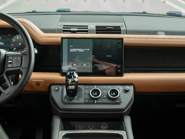 Land Rover Defender — Фото автомобиля 12