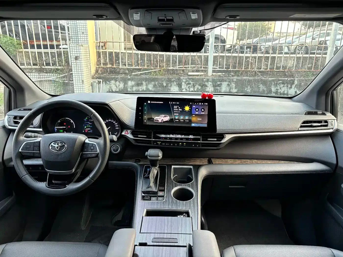 Toyota Toyota Sienna 2024 2.5L Hybrid 4WD Premium Edition — Фото автомобиля 10