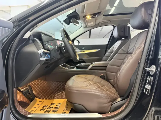 BMW BMW 7 Series 2023 Model 735Li Luxury Package — Фото автомобиля 6