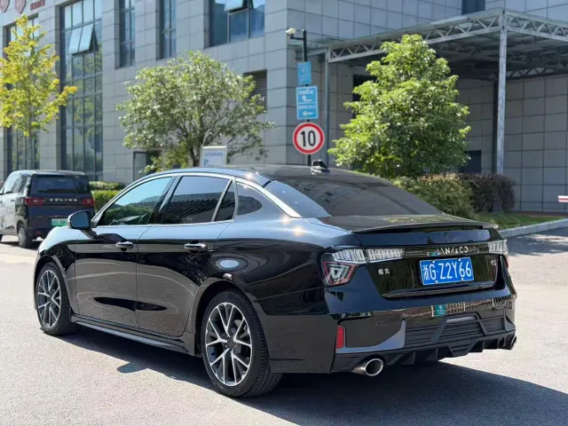 Lynk & Co 03 — Фото автомобиля 14