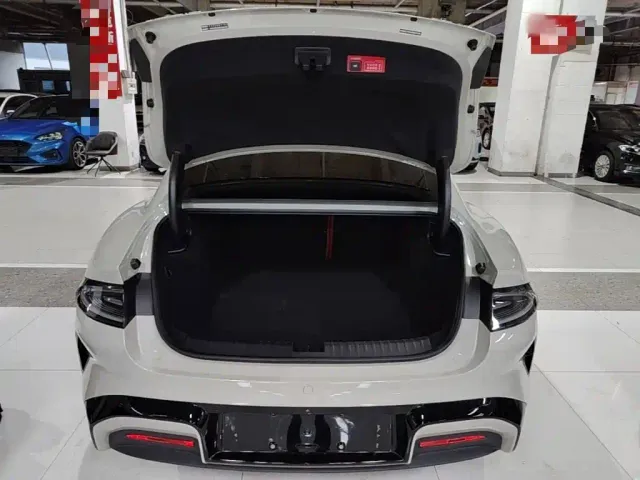Xiaomi SU7 — Фото автомобиля 18