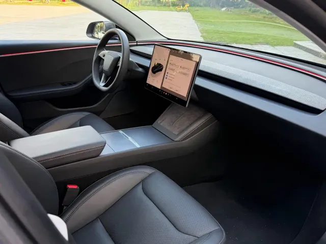 Tesla Model 3 — Фото автомобиля 12