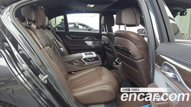 BMW 7 Series — Фото автомобиля 12