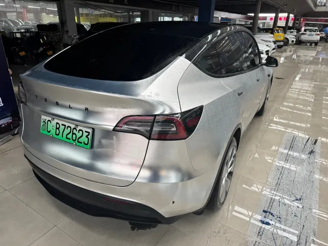 Tesla Model Y — Фото автомобиля 9