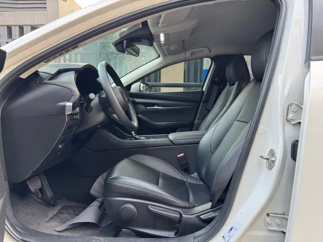 Mazda Axela — Фото автомобиля 4