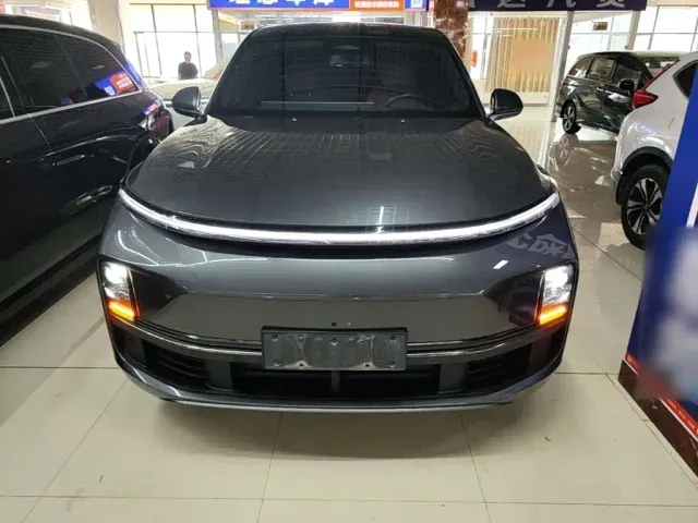 Li Auto L8 — Фото автомобиля 2