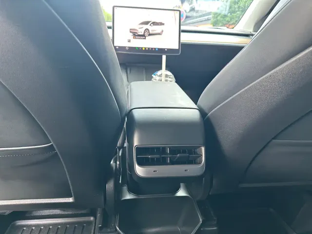 Tesla Model Y — Фото автомобиля 10