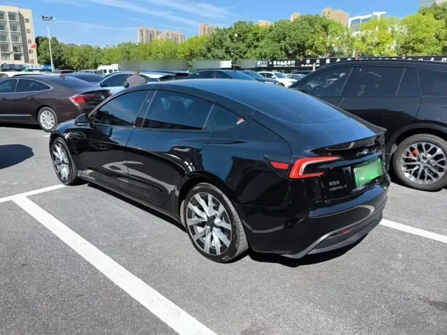 Tesla Model 3 — Фото автомобиля 4