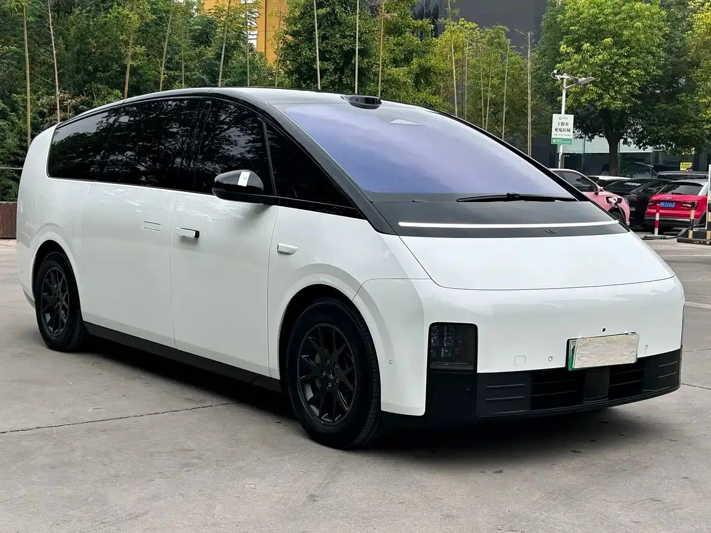 Li Auto Li Auto MEGA 2025 Model Home Family Special Edition — Фото автомобиля 3
