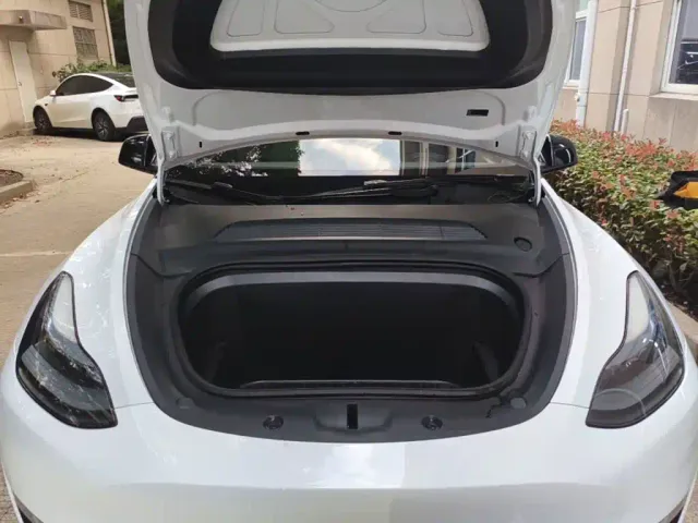 Tesla Model Y — Фото автомобиля 19