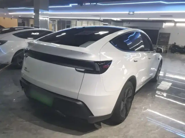 Tesla Model Y — Фото автомобиля 6