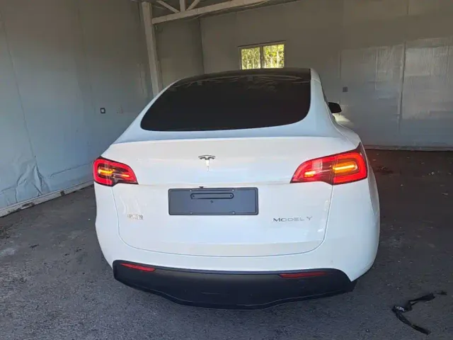 Tesla Model Y — Фото автомобиля 5