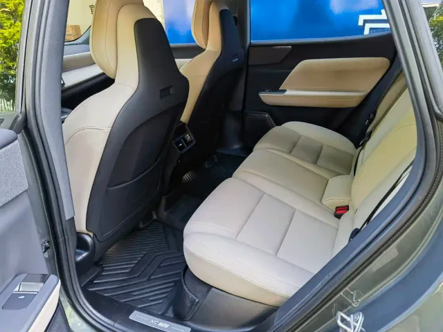 Volvo XC70 Plug-in Hybrid — Фото автомобиля 9