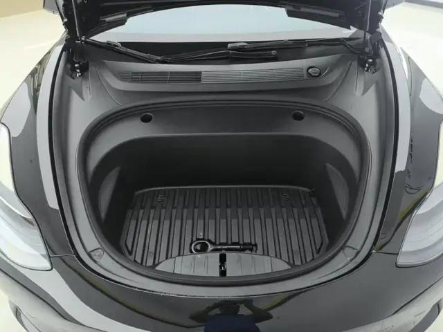 Tesla Model 3 — Фото автомобиля 10