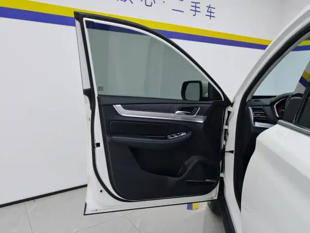 Roewe RX8 — Фото автомобиля 7