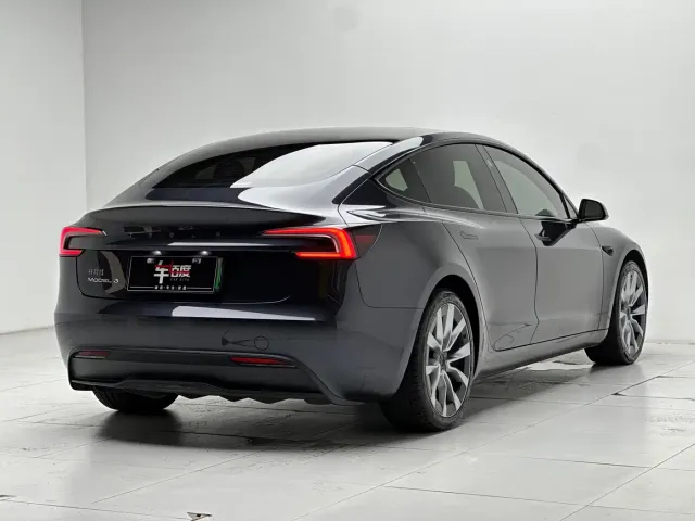 Tesla Model 3 — Фото автомобиля 4