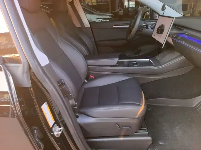 Tesla Model Y — Фото автомобиля 24