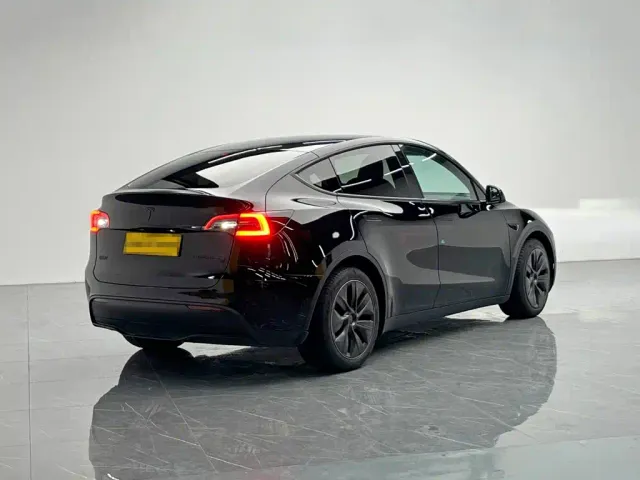 Tesla Model Y — Фото автомобиля 6