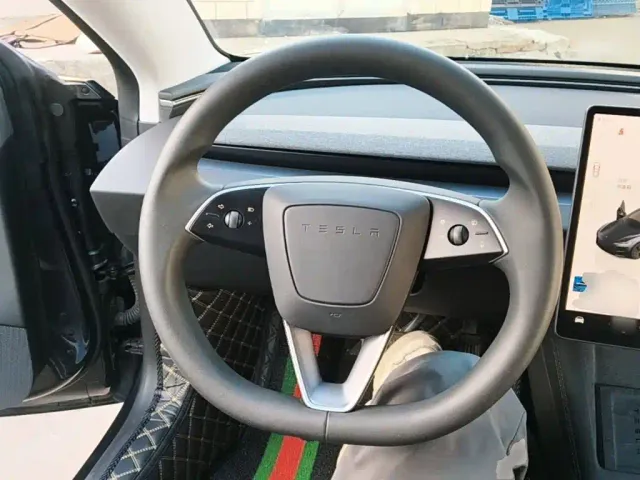 Tesla Model 3 — Фото автомобиля 10