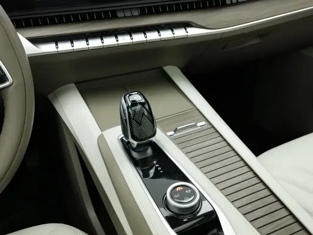 Roewe RX9 — Фото автомобиля 13